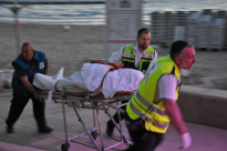 بالفيديو: البحر يقذف بجثة مجهولة الهوية على الشاطئ بالقرب من مسجد حسن بك 